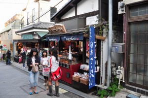 Enoshima - girls buying senbei