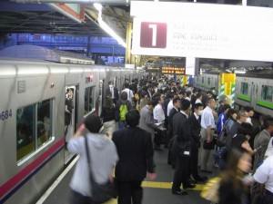 crowded-chofu-station-keio-line