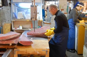cutting-frozen-tuna