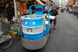 strange-mini-truck-at-tsukiji